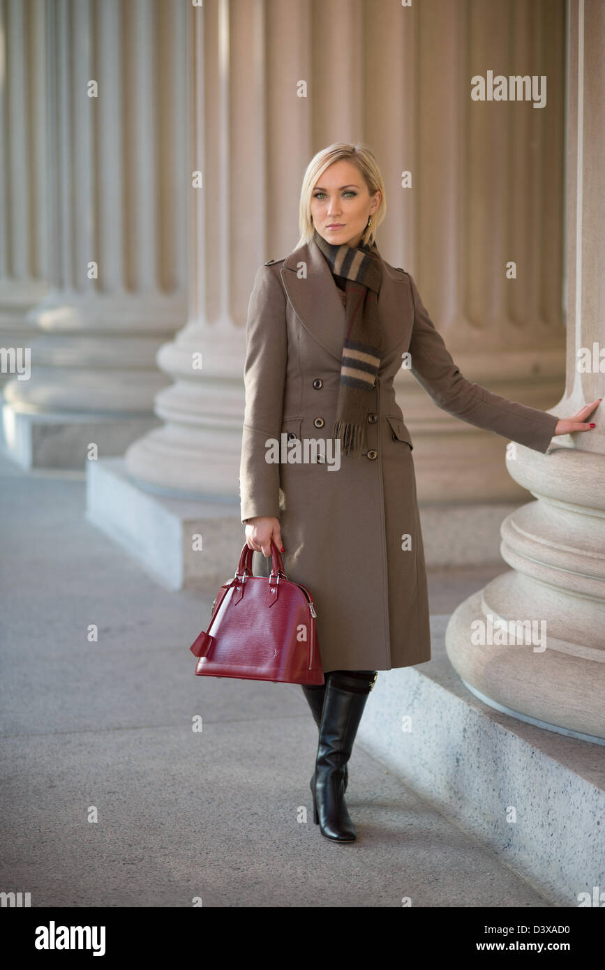 Professional donna da colonne classiche del palazzo del governo di Washington DC Foto Stock