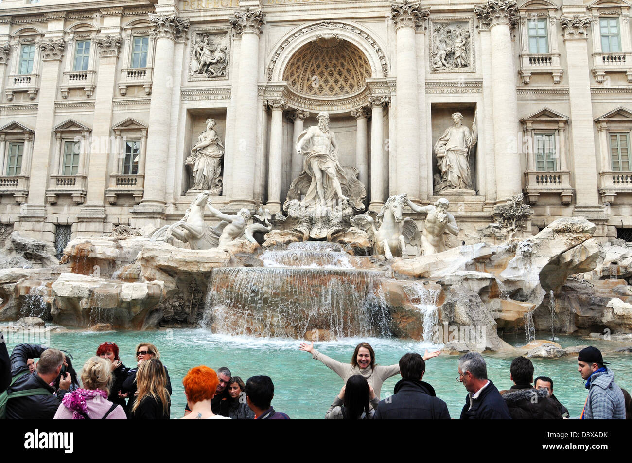 Fontana di Trevi, Roma, italia i turisti gettano un fortunato moneta nell'acqua. Foto Stock