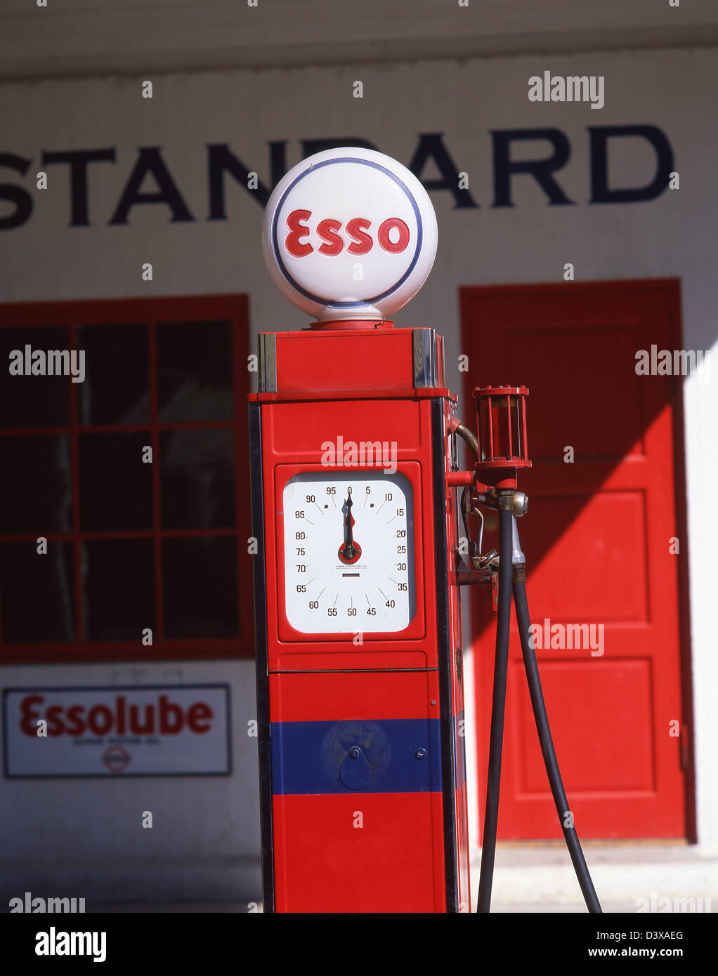 Vintage Esso pompa di benzina per gli Universal Studios, Città universale, Los Angeles, California, Stati Uniti d'America Foto Stock