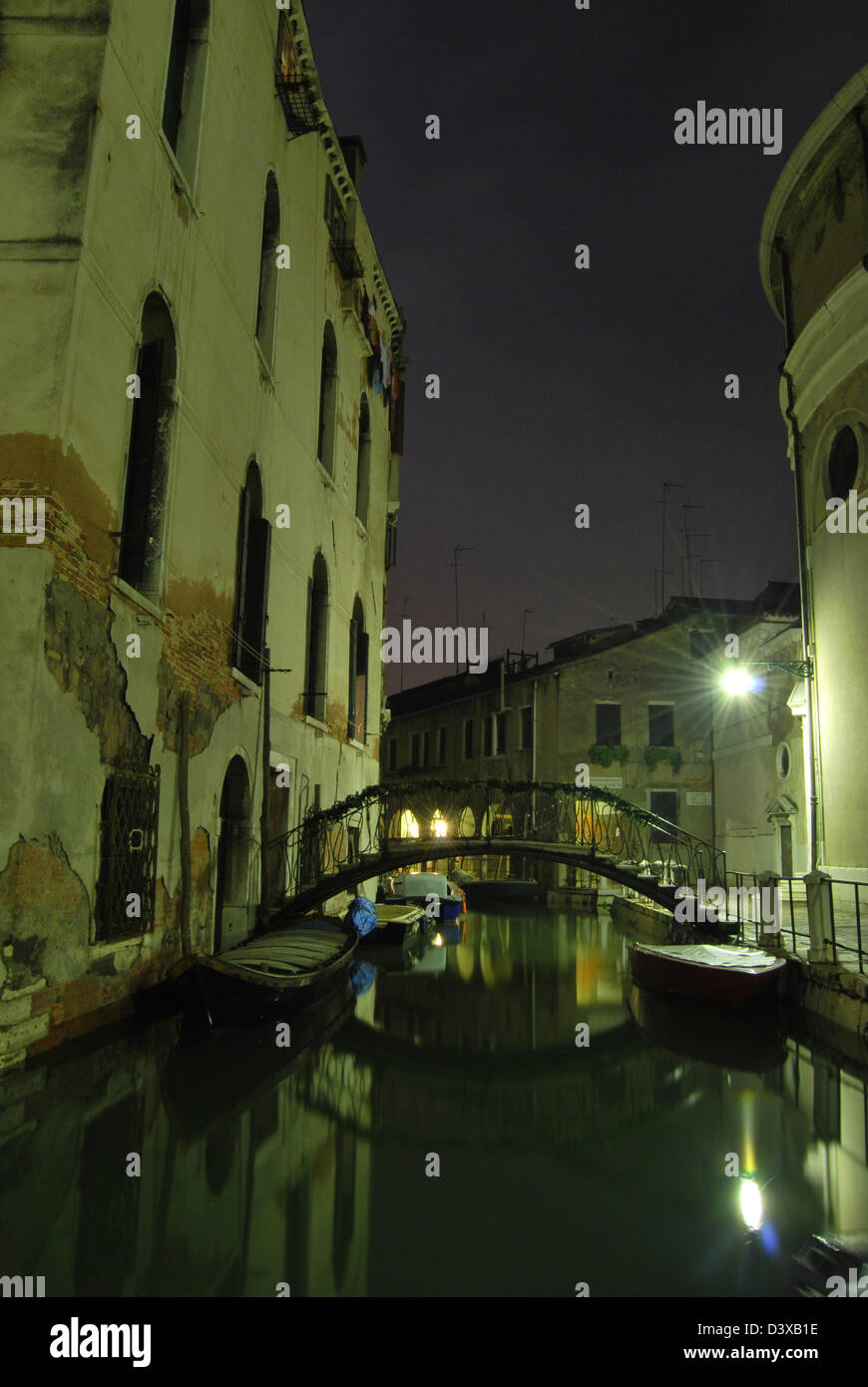 Canali di Venezia di notte, ancora tranquilla e belle immagini. Foto Stock