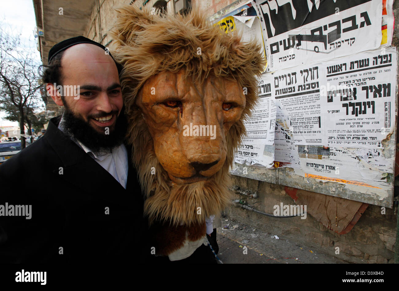 Haredi ebreo che indossa il costume durante la vacanza ebraica di Purim nel quartiere di Mea Shearim, un'enclave ultra-ortodossa in Israele a Gerusalemme ovest Foto Stock