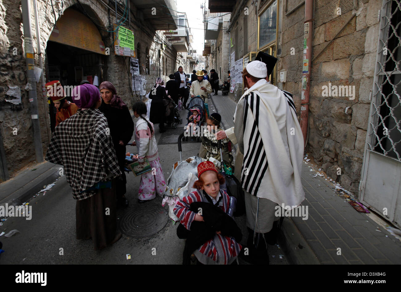 Gli ebrei Haredi indossano il costume durante la vacanza ebraica di Purim nel quartiere di Mea Shearim, un'enclave ultra-ortodossa in Israele a Gerusalemme ovest Foto Stock