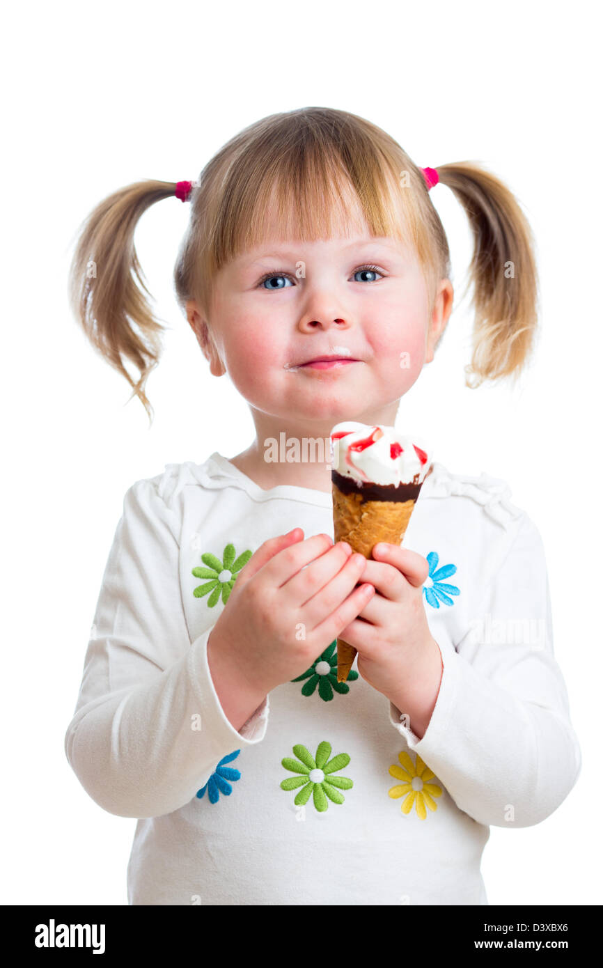 Carino kid ragazza a mangiare il gelato in studio isolato Foto Stock