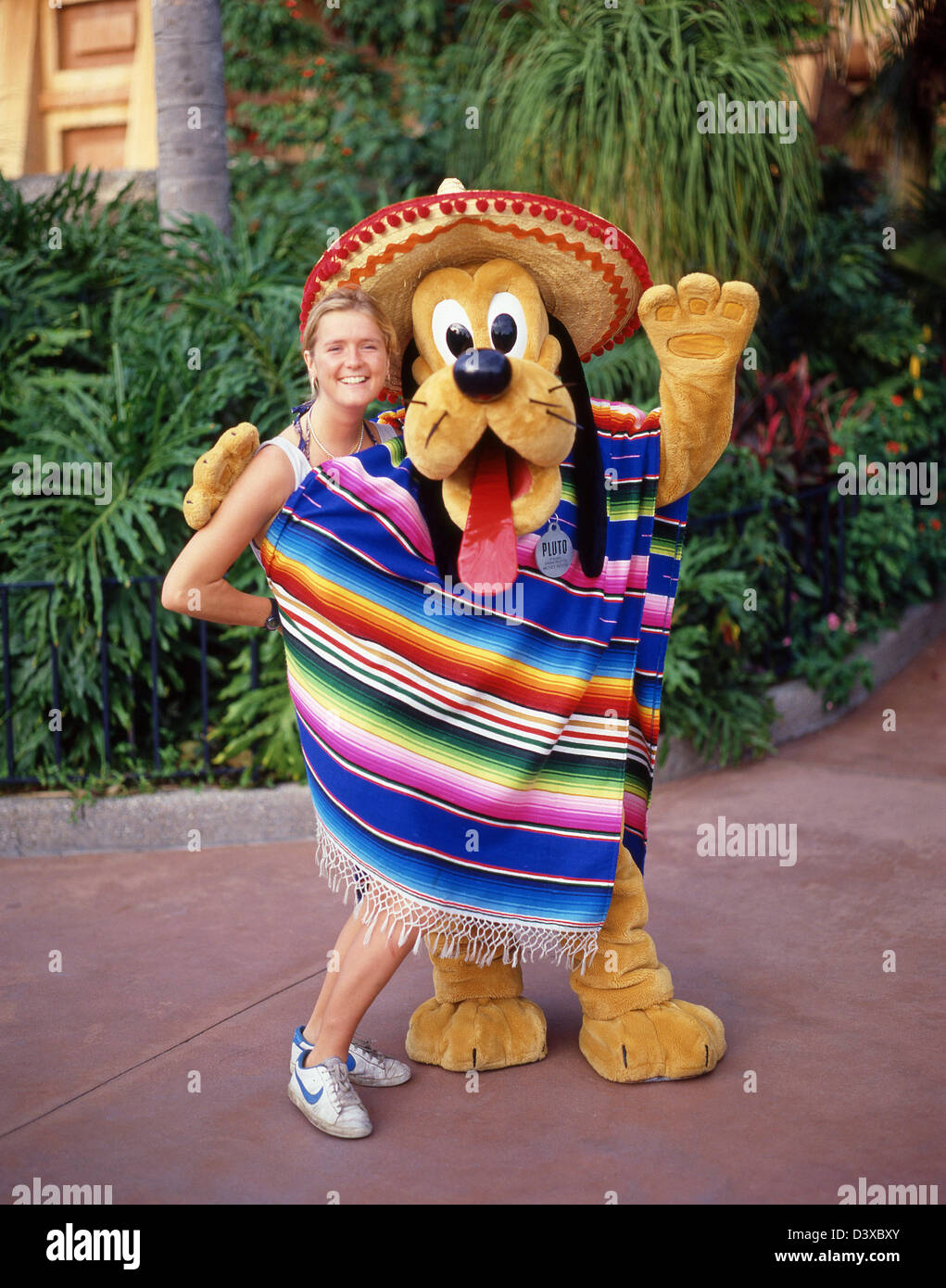 Carattere di Plutone con la donna, il Walt Disney World Resort, Orange County, Orlando, Florida, Stati Uniti d'America Foto Stock