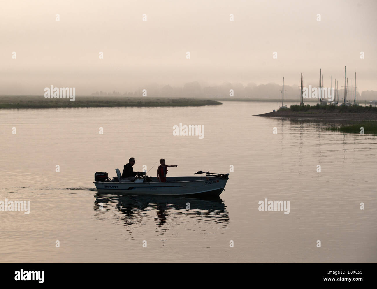 I pescatori sulla barca in mattina presto in Saybrook, CT, Stati Uniti d'America Foto Stock