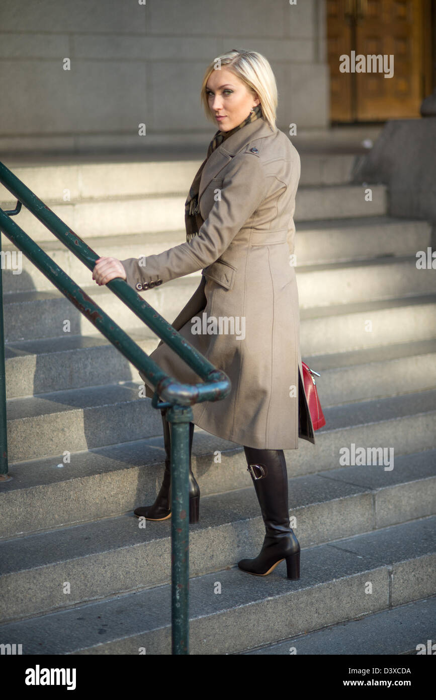 La donna a salire le scale Foto Stock