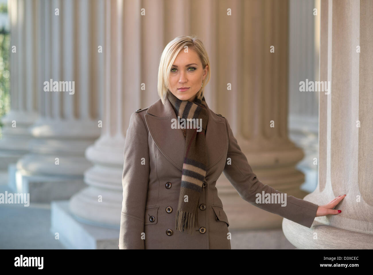 Professional donna da colonne classiche del palazzo del governo di Washington DC Foto Stock