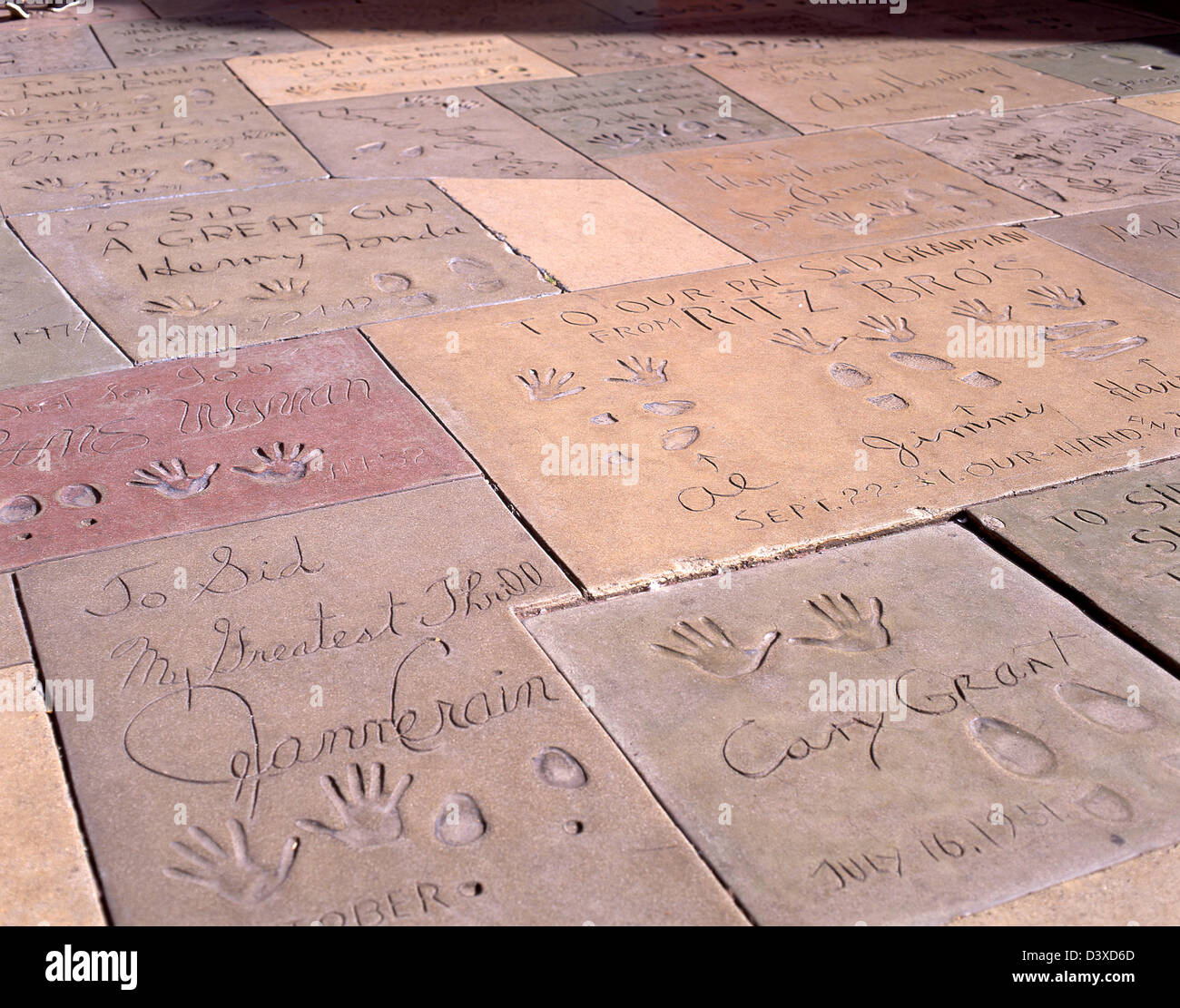 Le impronte delle celebrità di Hollywood sul piazzale del Grauman's Chinese Theatre, Hollywood Boulevard, Los Angeles, California, Stati Uniti d'America Foto Stock