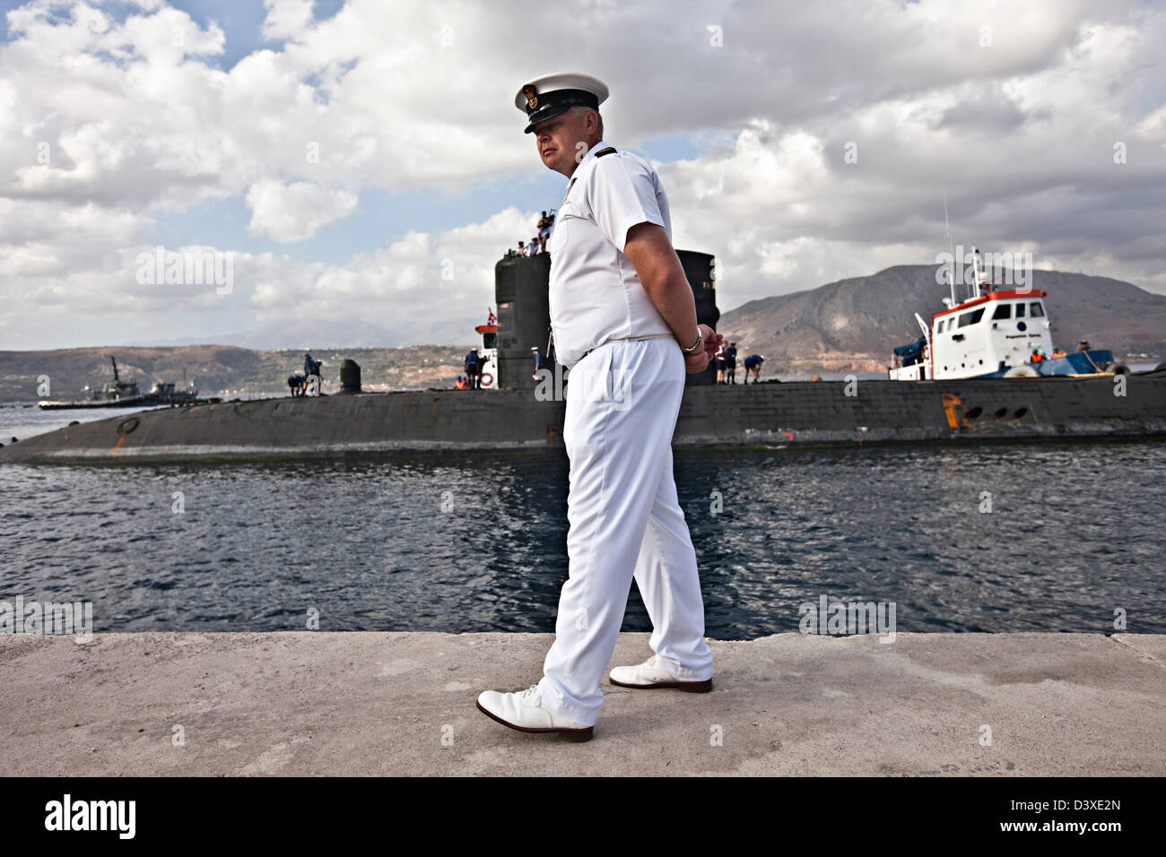 Officer in bianco uniforme navale e il sottomarino nucleare HMS Talento, Egitto Foto Stock