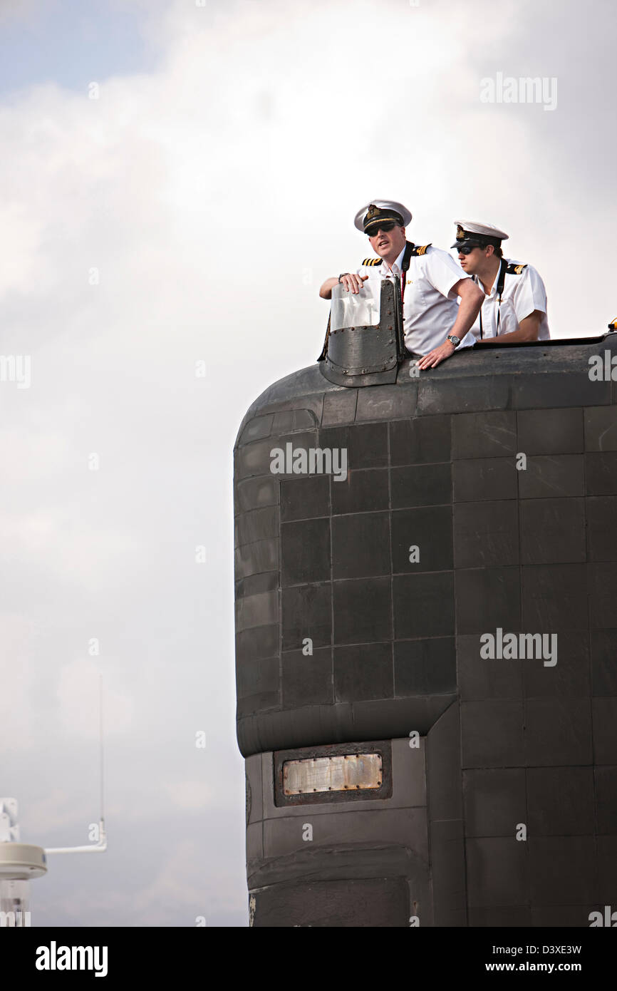 Gli ufficiali sulla torre di vedetta di sommergibile nucleare HMS Talento, Egitto Foto Stock