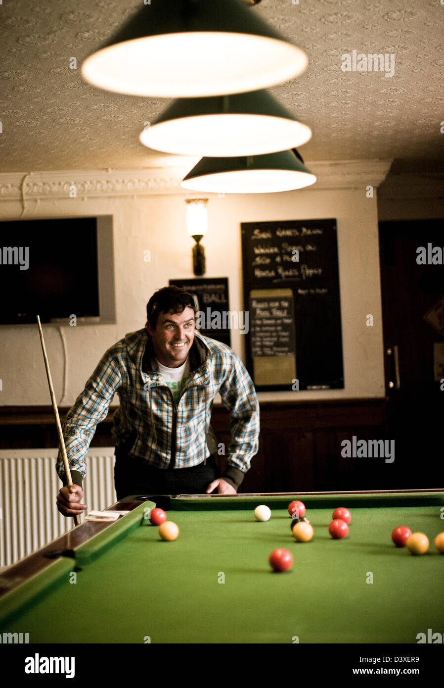 Piscina giocatore al tavolo da biliardo, Sant Agnese, Cornwall, Regno Unito Foto Stock