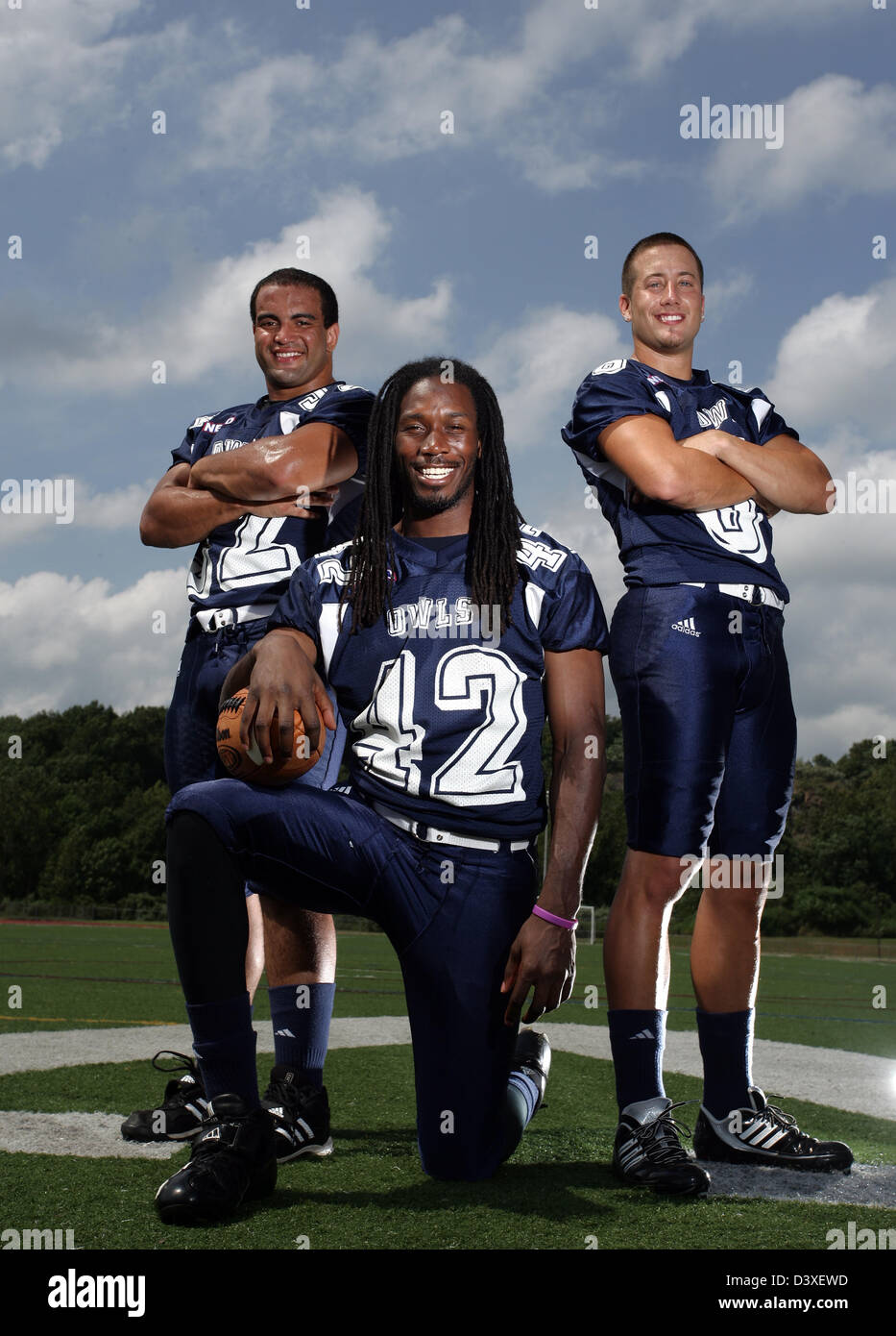 Southern Connecticut State University standouts calcio con illuminazione e drammatici del cielo. Tutti sono anche standouts accademico anche. Foto Stock