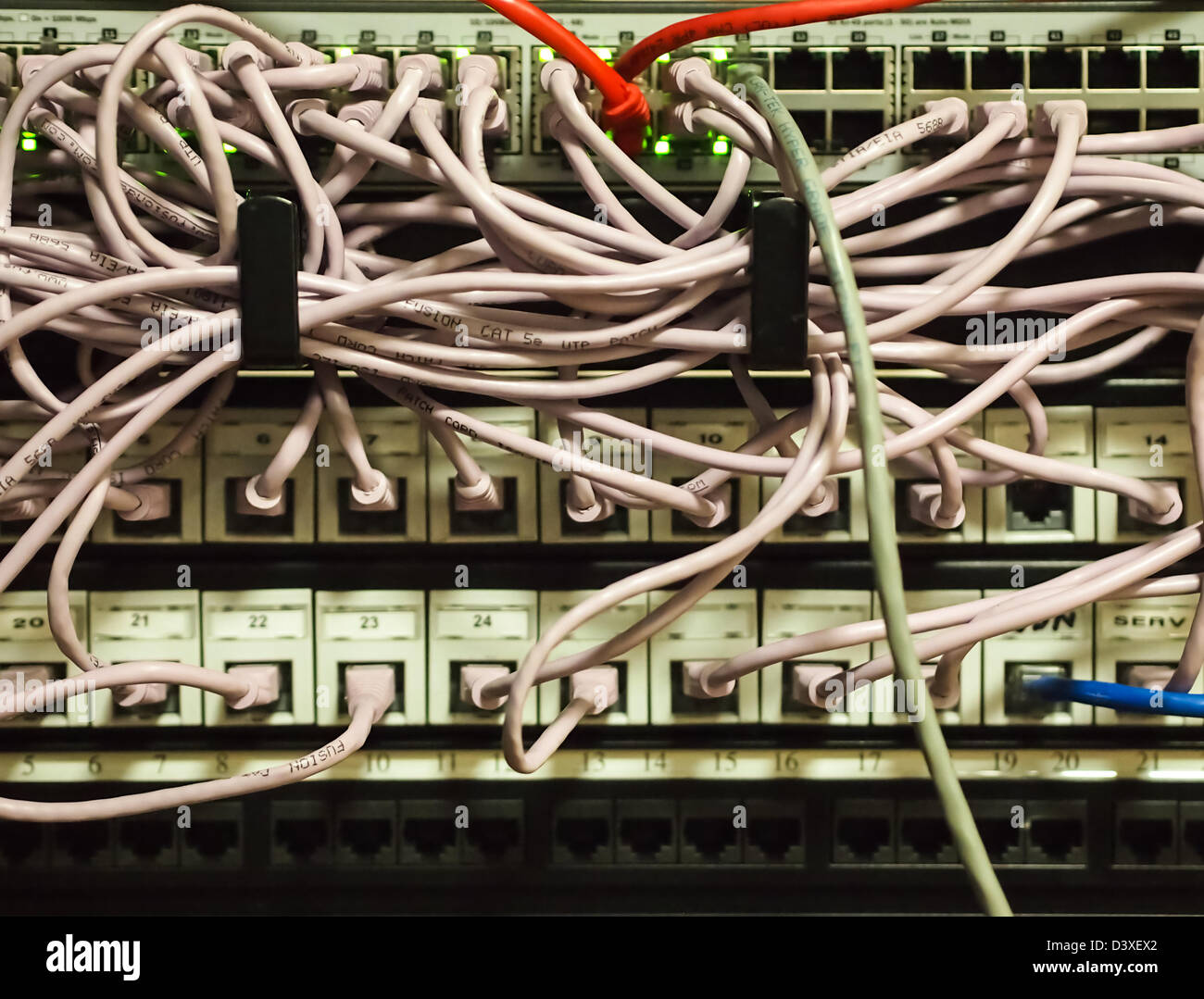 Tangled cavi router collegato a un server commerciale Foto Stock