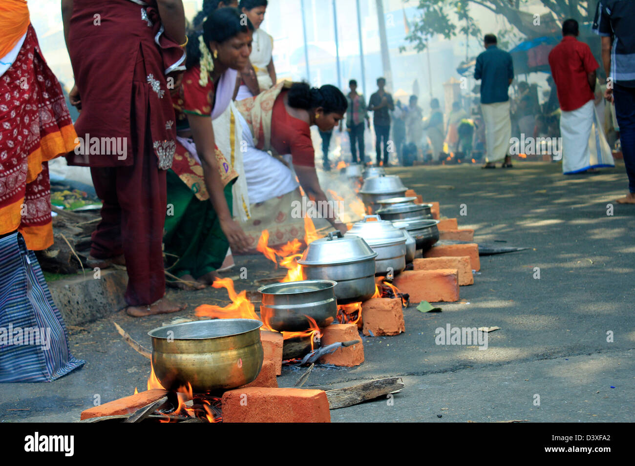 Trivandrum, Kerala, India. Il 26 febbraio 2013. Il Attukal Pongala è stata inserita nel Guinness dei primati come la più grande congregazione delle donne in tutto il mondo. . Si tratta di un evento annuale dove oltre un milione di donne si riuniscono per offrire preghiere. Credito: il diritto Vibes / Alamy Live News Foto Stock