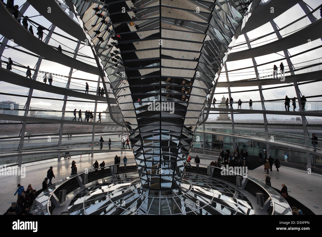 Berlino, Germania, i visitatori della cupola del Reichstag Foto Stock