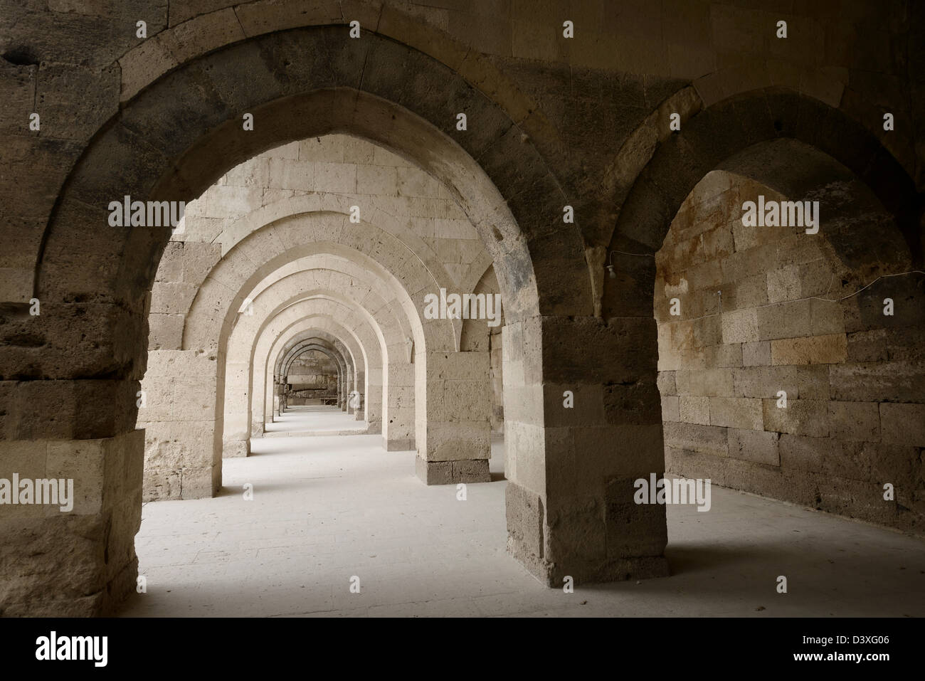 Oggetto archi di pietra di Sultanhani Caravanserai portico per storage e alloggi estivi di Aksaray in Turchia Foto Stock
