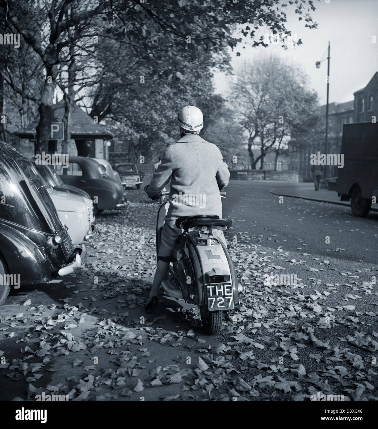 Le donne su un vintage scooter in diciannove anni cinquanta. Foto Stock