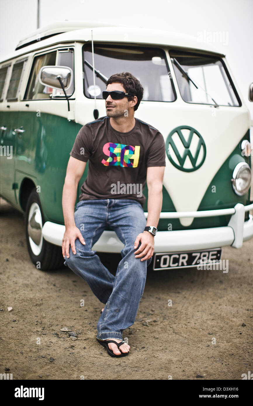 Surfer con VW camper, Sant Agnese, Cornwall, Regno Unito Foto Stock