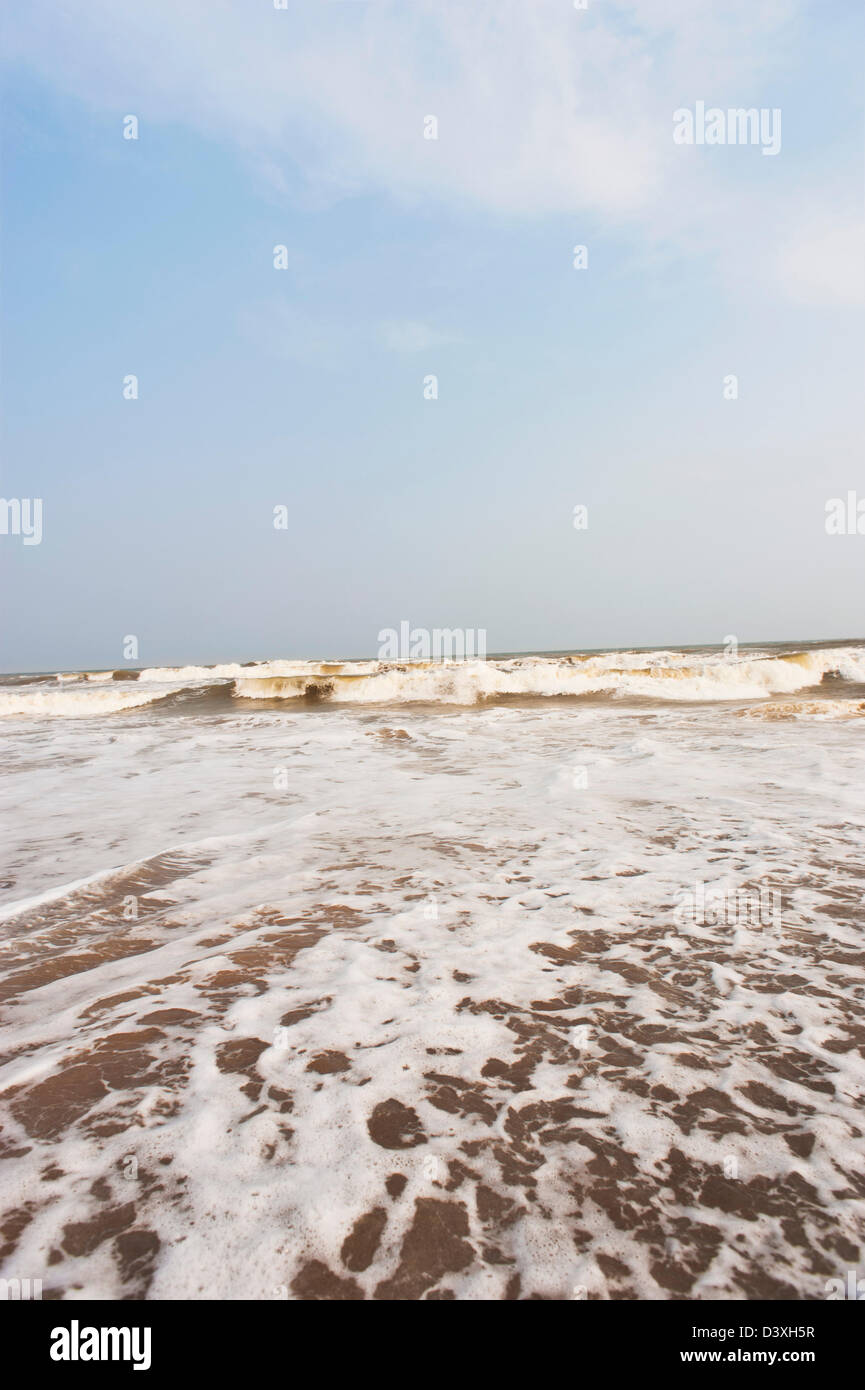 Surf sulla spiaggia, Puri, Orissa, India Foto Stock