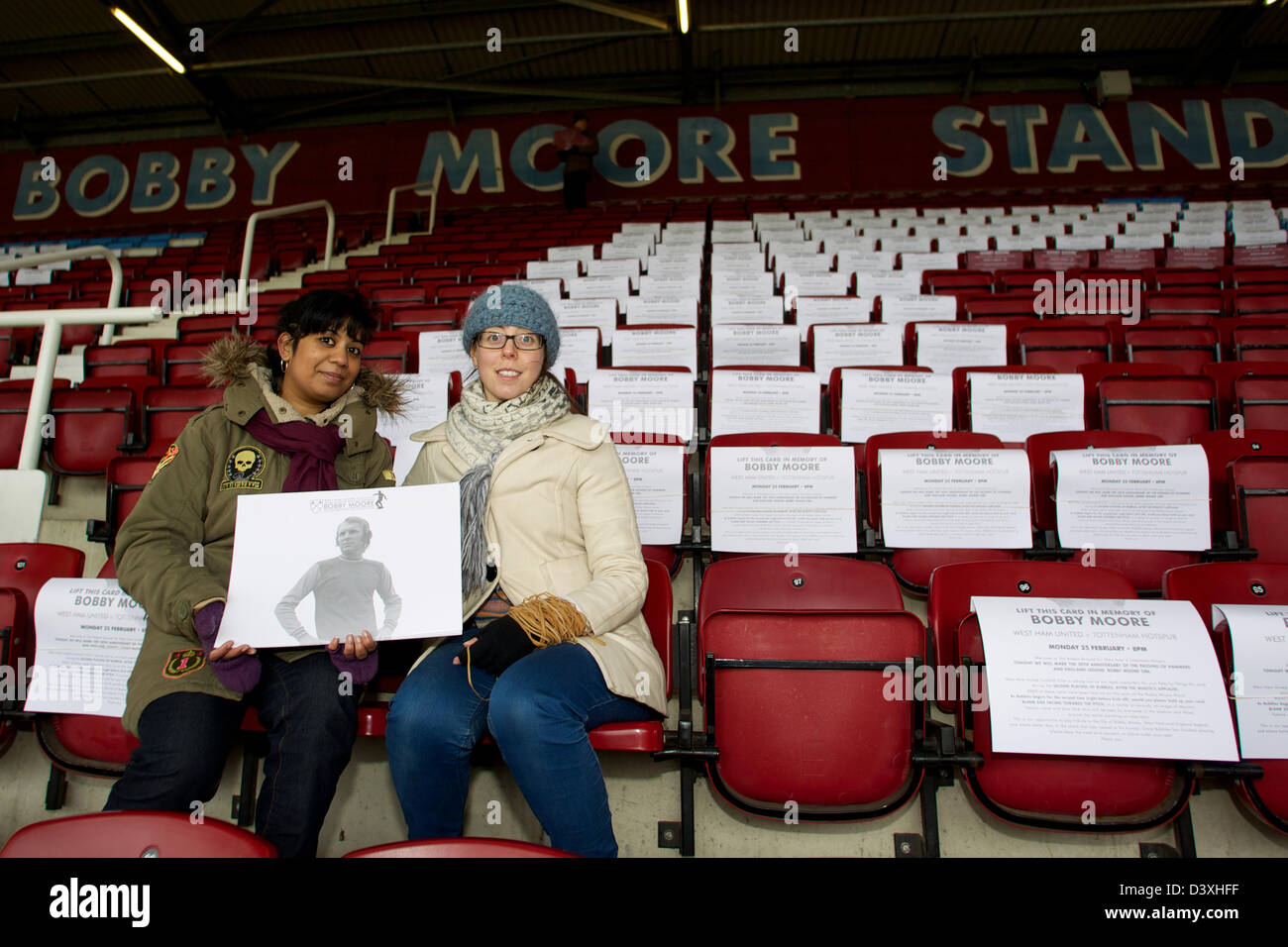 Tifosi in attesa Negozio di souvenir in seduta il Bobby Moore Stand pre-partita. West Ham v Tottenham Hotspur gioco su Lunedì 25 Febbraio ricorre il ventesimo anniversario del passaggio di Bobby Moore. I volontari e gli appassionati a celebrare la sua vita al Boylen Ground, casa dei martelli. Foto Stock