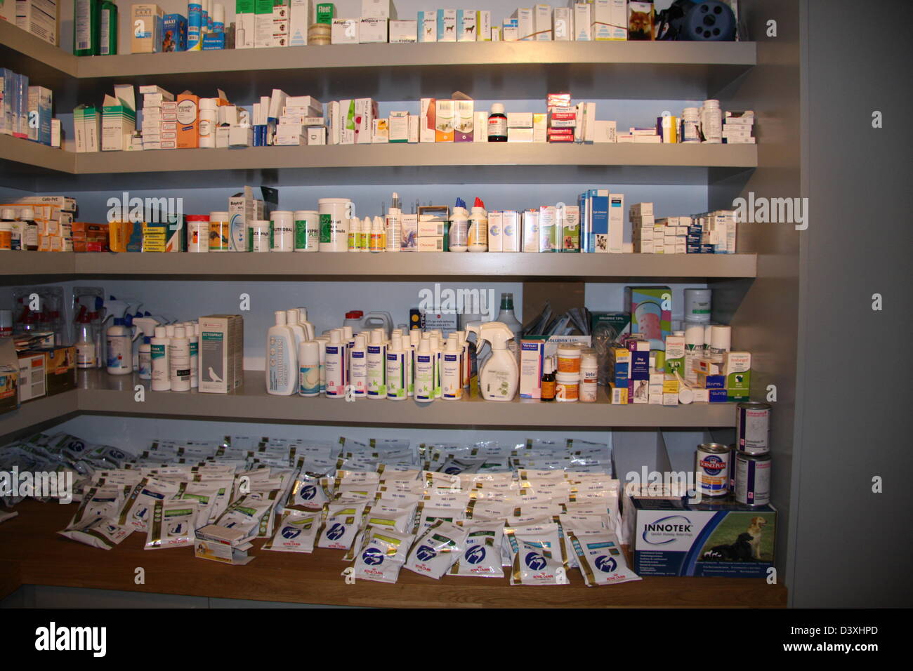 Display stand di farmaci e materiali di consumo per i cani a un veterinario Foto Stock