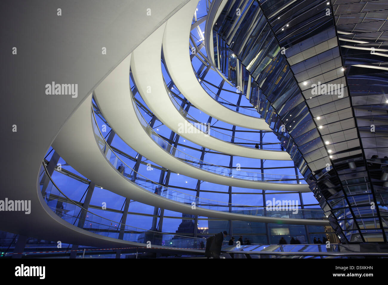 Berlino, Germania, i visitatori la sera nella cupola del Reichstag Foto Stock