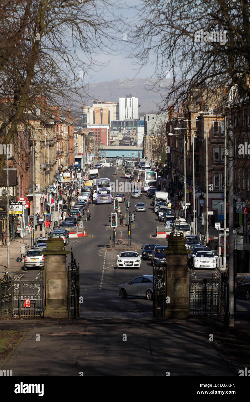 Vista guardando a nord lungo il Victoria Road da Queen's Park verso il centro della città di Glasgow, Scotland, Regno Unito Foto Stock