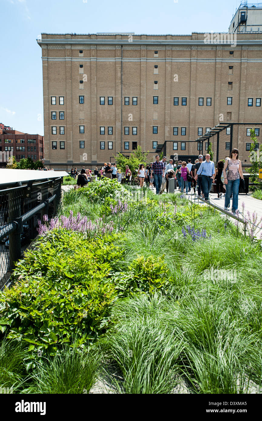 Per coloro che godono di una rilassante passeggiata sotto i raggi del sole attraverso la linea alta Park di New York City. Foto Stock