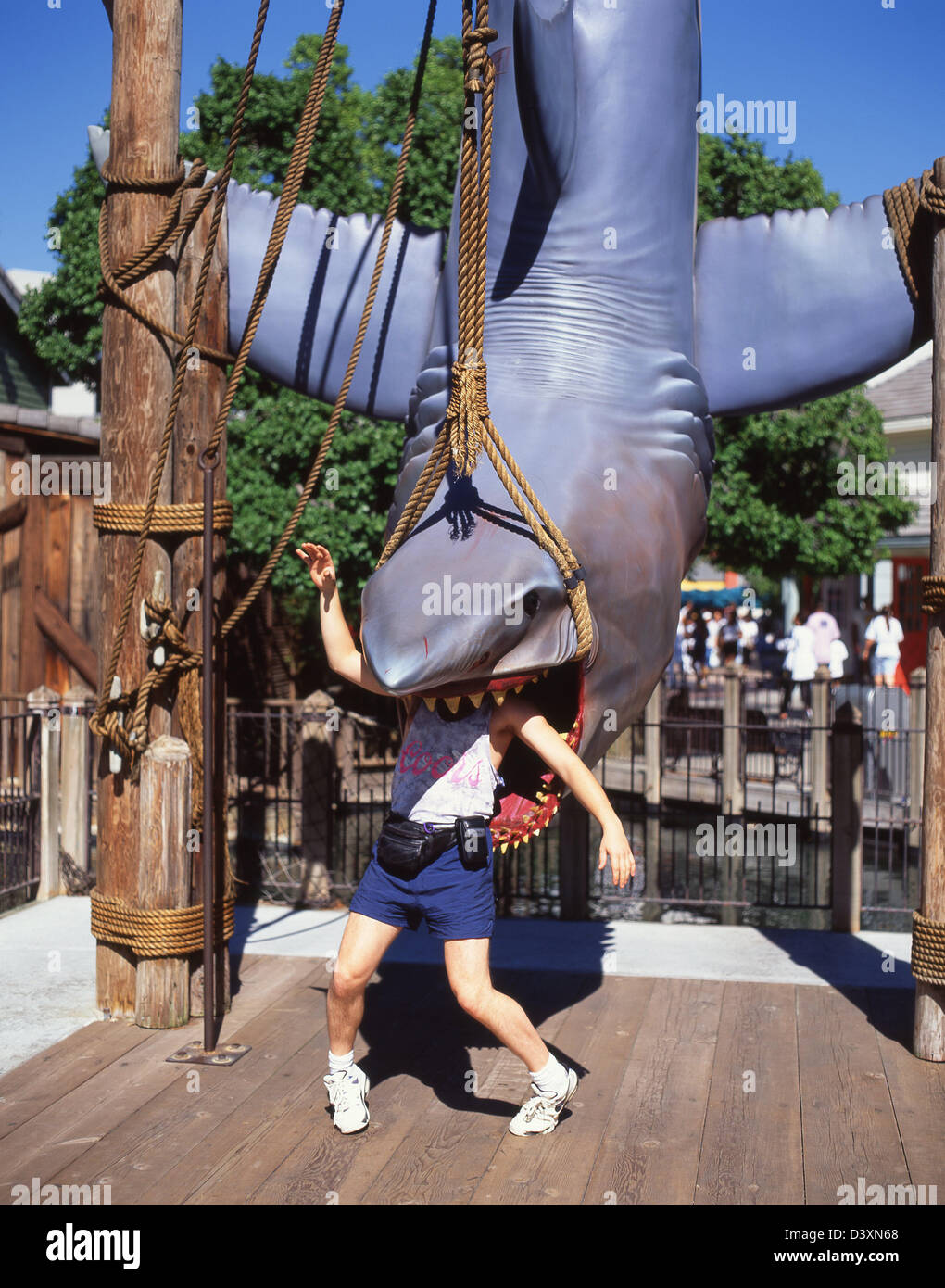 Ragazzo che pongono a 'Griffe' attrazione, Universal Studios, Città universale, Los Angeles, California, Stati Uniti d'America Foto Stock