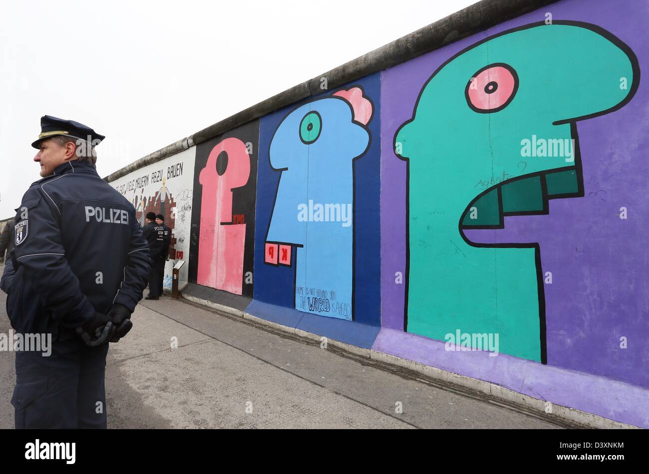 Berlino, Germania. Il 26 febbraio 2013. La polizia custodisca la East Side Gallery durante una conferenza stampa tenuta dal gruppo "ediaspree versenken!' (Sink il Mediaspree!) e vari altri club di Berlino a Berlino, Germania, 26 febbraio 2013. Essi stavano discutendo la campagna contro la demolizione di una parte della East Side Gallery per fare spazio a nuovi appartamenti di lusso. Foto: STEPHANIE PILICK/dpa/Alamy Live News Foto Stock