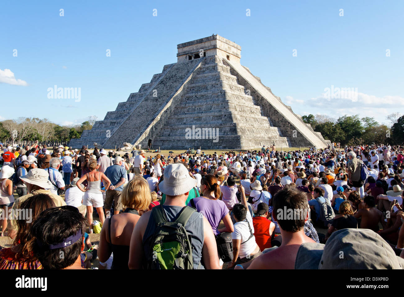 Persone provenienti da tutto il mondo attesa per l'equinozio di primavera al Mayan Piramide di Kukulkan a Chichen Itza, Yucatan, Messico. Foto Stock