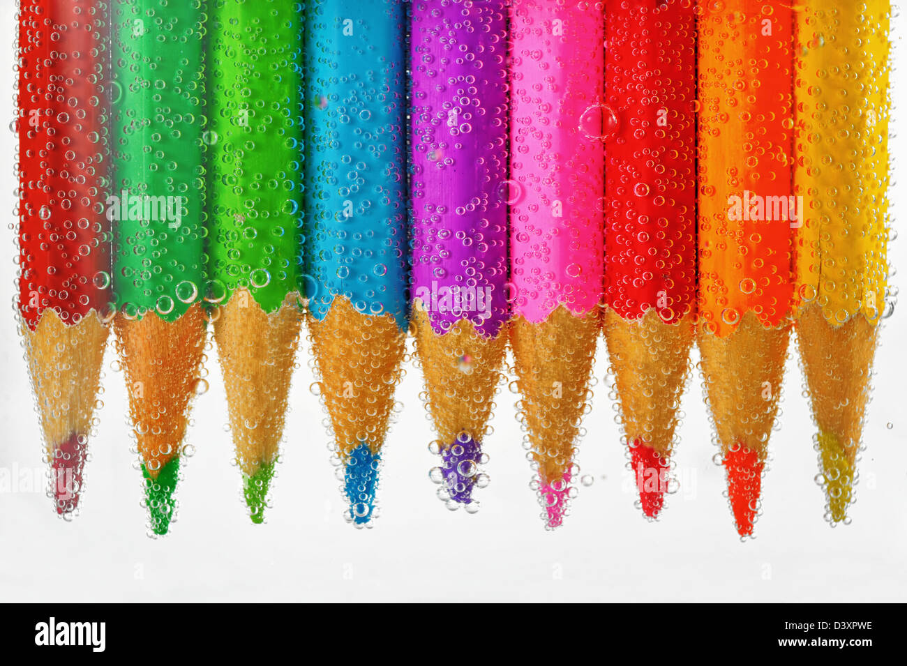 Matite colorate in acqua Foto Stock