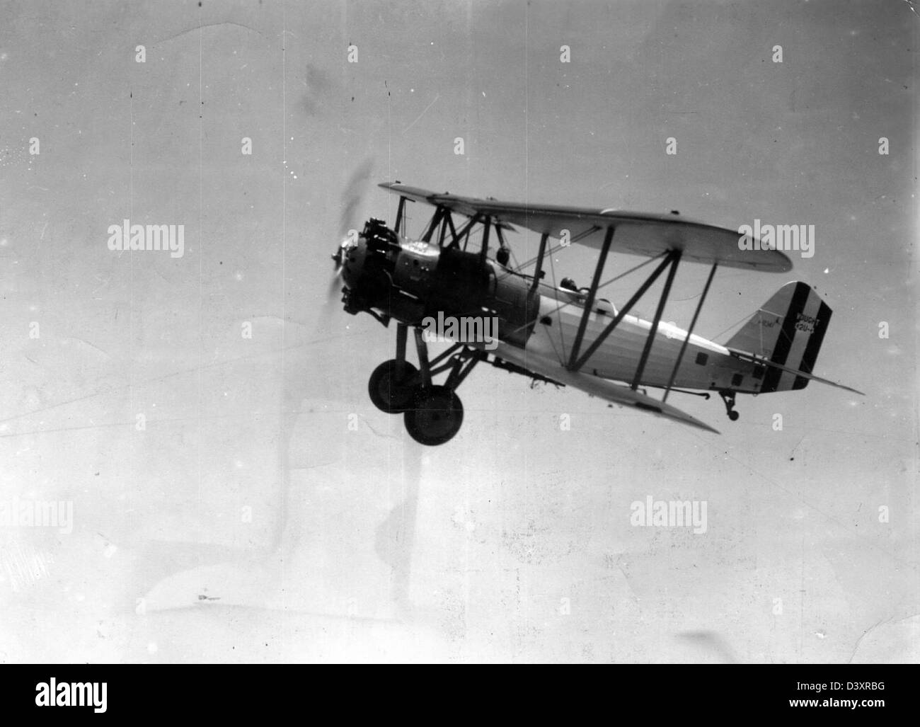 Il Vought O2U-4, con numero di registrazione A8341, è un biplano da ricognizione navale utilizzato dalla Marina degli Stati Uniti. Questo modello, identificato come parte della flotta aeronautica della Marina, rappresenta progressi significativi nell'aviazione navale dei primi anni del XX secolo. Foto Stock