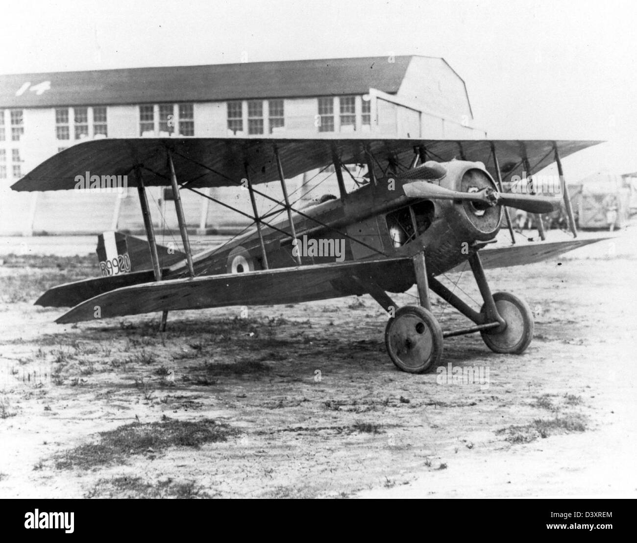 Lo SPAD VII era un biplano francese utilizzato durante la prima guerra mondiale, noto per la sua velocità e agilità. Questo aereo, parte della serie SPAD, fu fondamentale nel combattimento aereo e ampiamente considerato come uno dei migliori aerei da combattimento dell'epoca. Foto Stock
