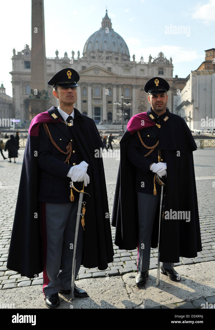 Roma, Italia. Il 26 febbraio 2013. Due stand Carabinierie accanto a ogni altro presso il Vaticano a Roma, Italia, 26 febbraio 2013. Il Santo Padre terrà la sua ultima udienza generale del mercoledì, 27 febbraio 2013. Papa Benedetto XVI le dimissioni il 28 febbraio 2013 e continuerà a vivere presso la Mater Ecclesiae in Vaticano come Joseph Ratzinger. Foto: Bernd von Jutrczenka/Alamy Live News Foto Stock