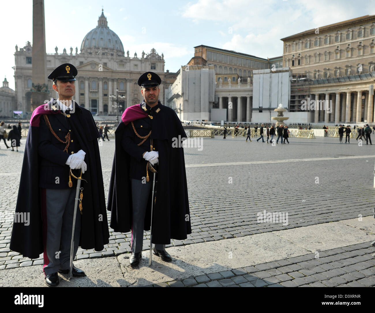 Roma, Italia. Il 26 febbraio 2013. Due stand Carabinierie accanto a ogni altro presso il Vaticano a Roma, Italia, 26 febbraio 2013. Il Santo Padre terrà la sua ultima udienza generale del mercoledì, 27 febbraio 2013. Papa Benedetto XVI le dimissioni il 28 febbraio 2013 e continuerà a vivere presso la Mater Ecclesiae in Vaticano come Joseph Ratzinger. Foto: Bernd von Jutrczenka/Alamy Live News Foto Stock