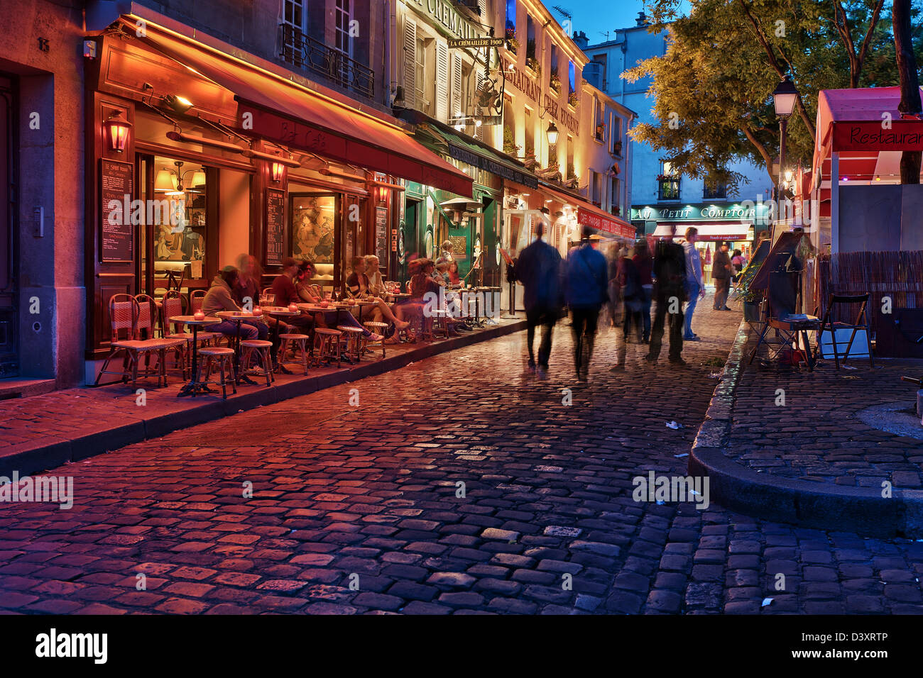 Persone presso la terrazza del cafe le Sabot Rouge godendo della vista di Place du Tertre, Montmartre, Parigi, Francia Foto Stock