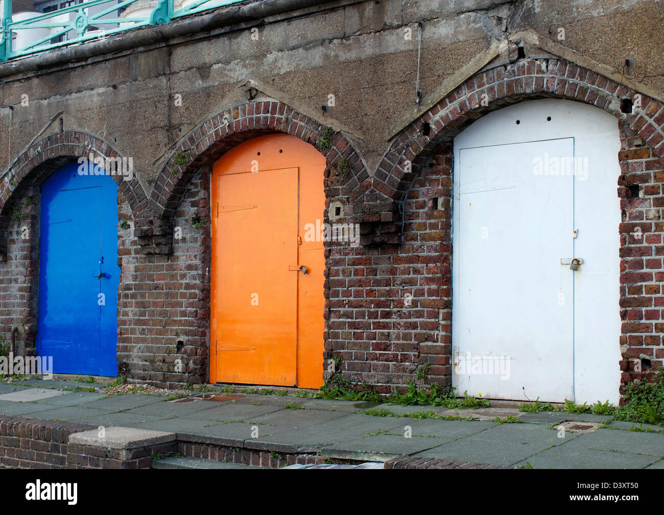 Portali colorati sotto il lungomare di Brighton, Inghilterra Foto Stock