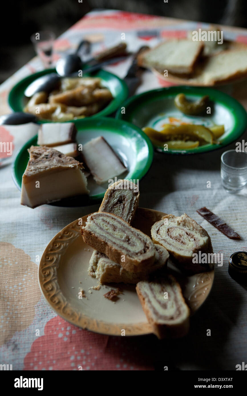 Borscha, Romania, torte e pancetta su di una piastra in un salotto Foto Stock