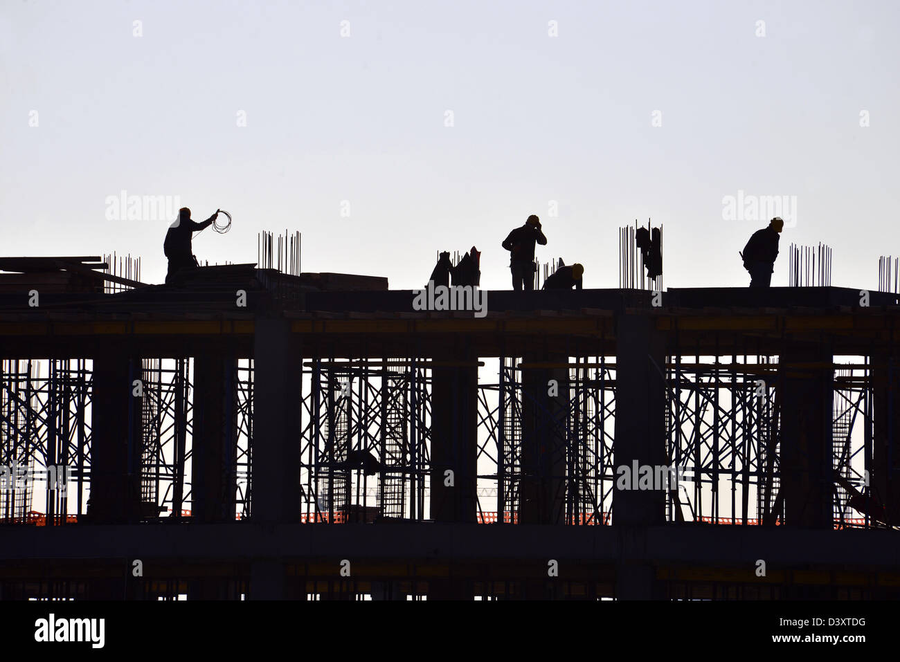 Le persone che lavorano all'aperto in costruzione edilizia Foto Stock