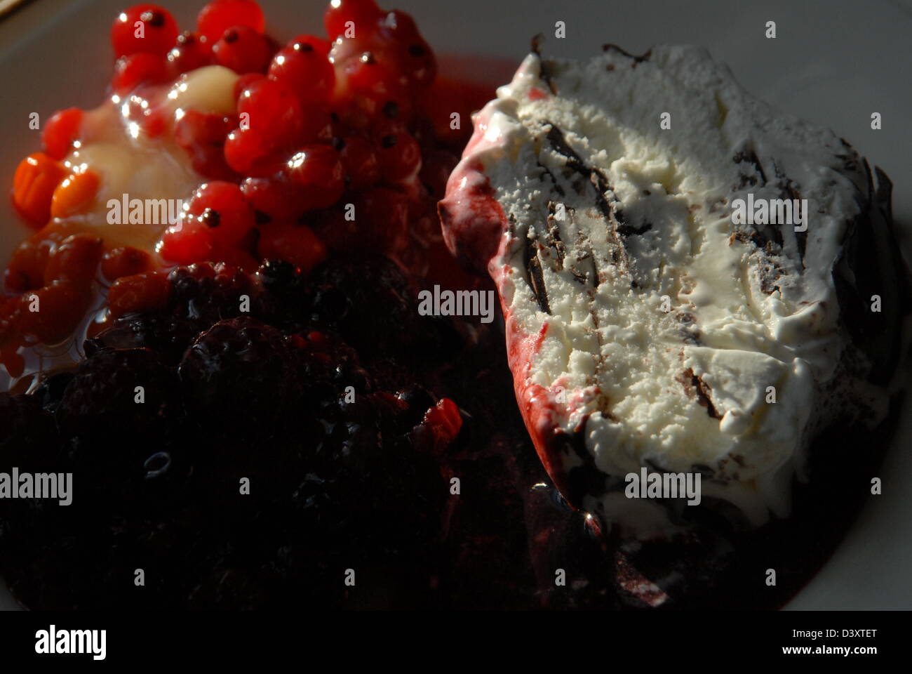 Gelato e frutti di bosco d'estate. Foto Stock