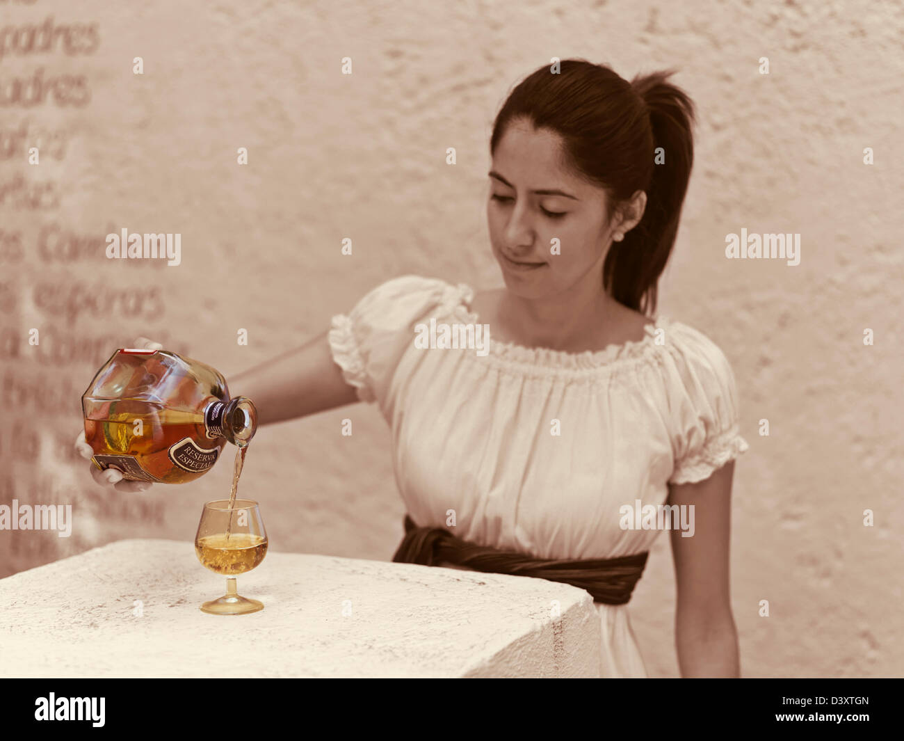 Messico Jalisco Tequila, giovane donna messicana in abito tradizionale  versando la tequila in un bicchiere Foto stock - Alamy