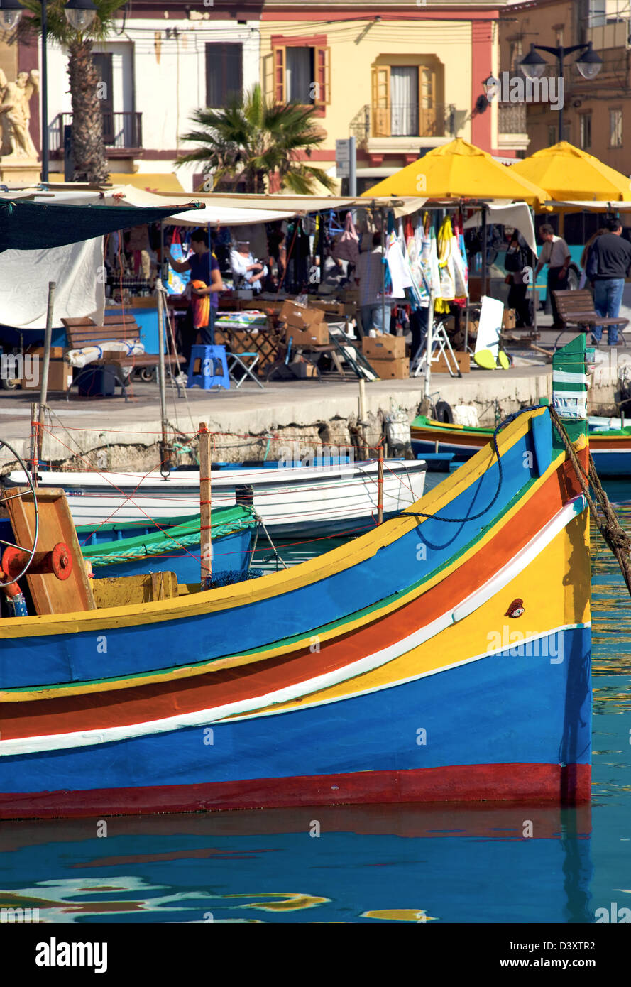 Maltese tradizionale barca da pesca.street market,Marsaxlokk,Malta. Foto Stock