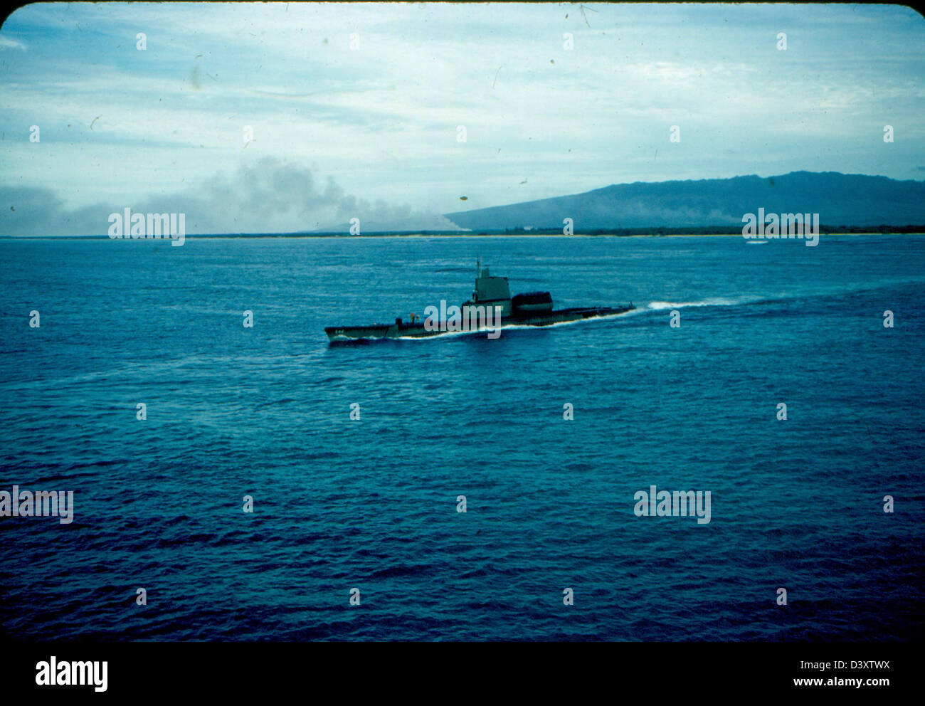 Questa fotografia storica della James Smith Special Collection mostra il sottomarino classe Gato USS Tunny (SS-282), parte del servizio silenzioso della Marina degli Stati Uniti. La foto cattura il sottomarino nel suo contesto militare, insieme alle sue navi da guerra associate durante un'operazione navale. Foto Stock