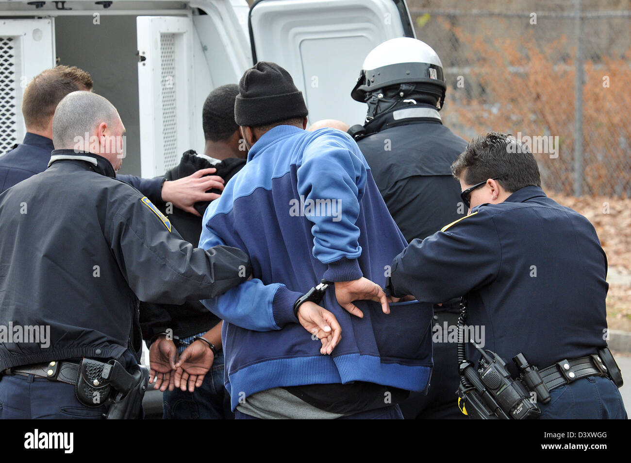 La polizia arresta gli uomini che stavano combattendo durante una high school (americana) del gioco del calcio in CT STATI UNITI D'AMERICA Foto Stock