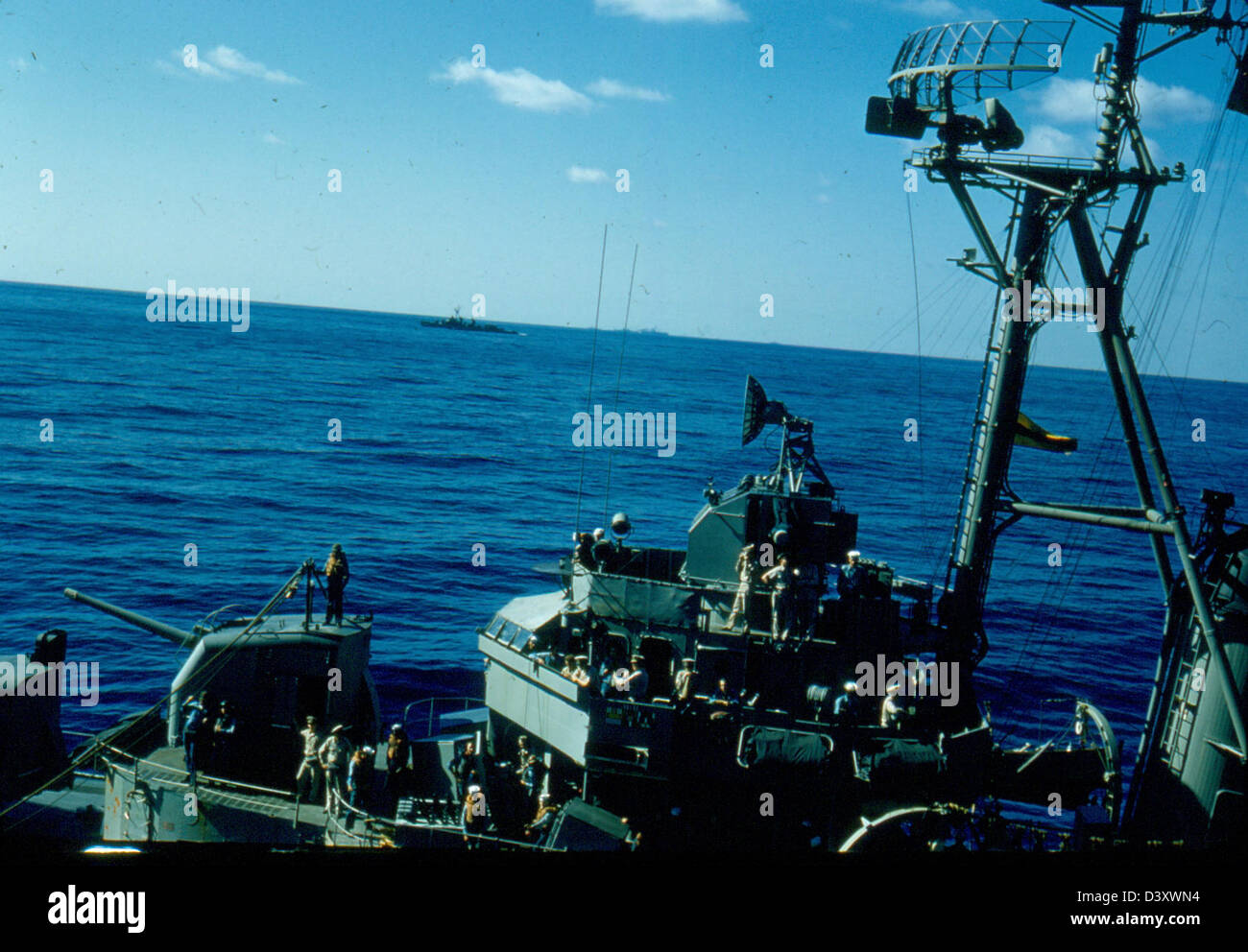 Questa fotografia della James Smith Special Collection mostra la USS Kearsarge con il VF-53 imbarcato sul suo ponte. La USS Kearsarge (CV-33) era una portaerei statunitense che servì nella Marina degli Stati Uniti durante la metà del XX secolo. Questa immagine mostra le operazioni aeree durante l'implementazione. Foto Stock