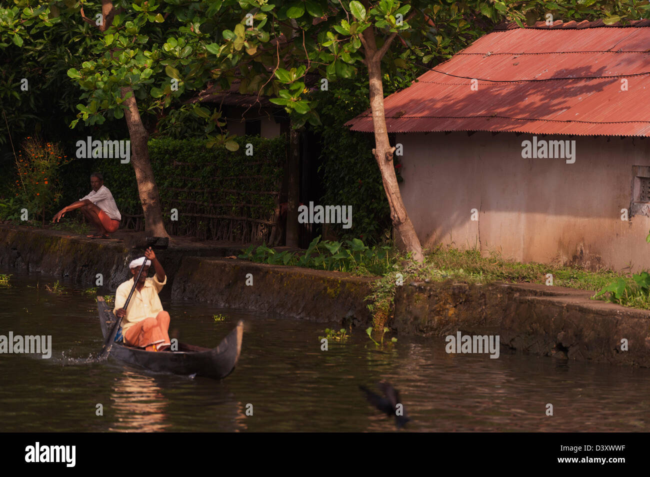 Indossare indumenti troppo piccolo [paese] [PH]Boatman vela nei primi raggi del sole in Kerala - Foto Stock