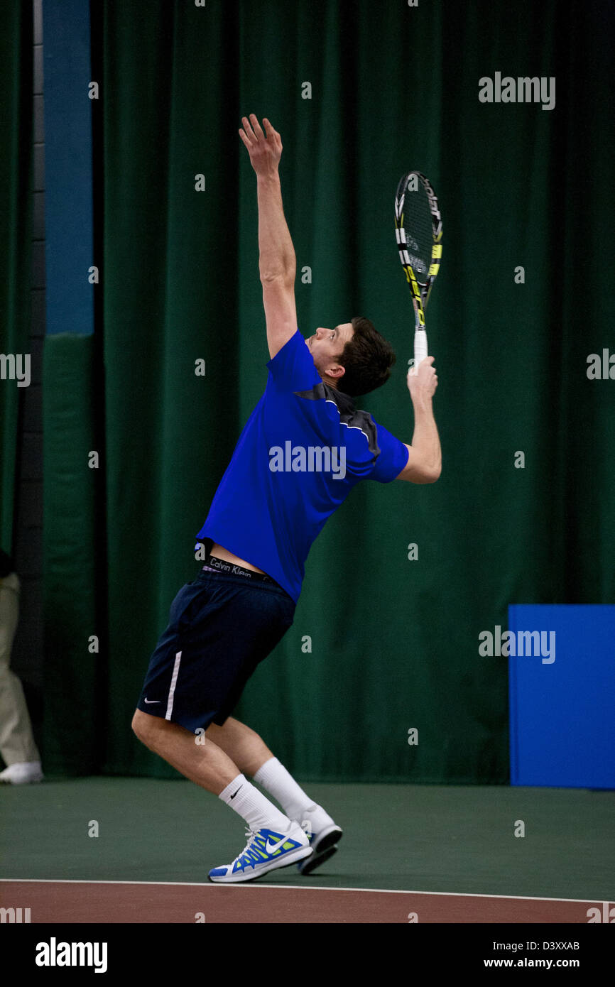 Cardiff, Galles, UK. Martedì 26 Febbraio 2013. Josh Goodall che serve durante Josh Goodall v Richard Gabb il giorno 2 del Aegon GB Pro-Series alla Welsh National Tennis Center, Cardiff, Galles, nel Regno Unito il 26 febbraio 2013. Battito Gabb Goodall 6-3 7-6. Credito: Toby Andrew/Alamy Live News Foto Stock