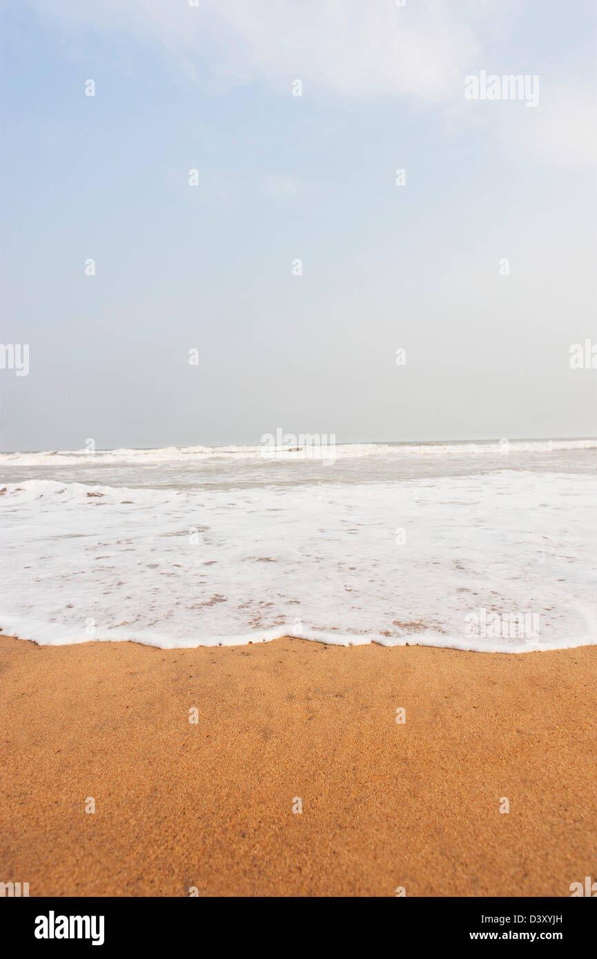 Surf sulla spiaggia, Puri, Orissa, India Foto Stock