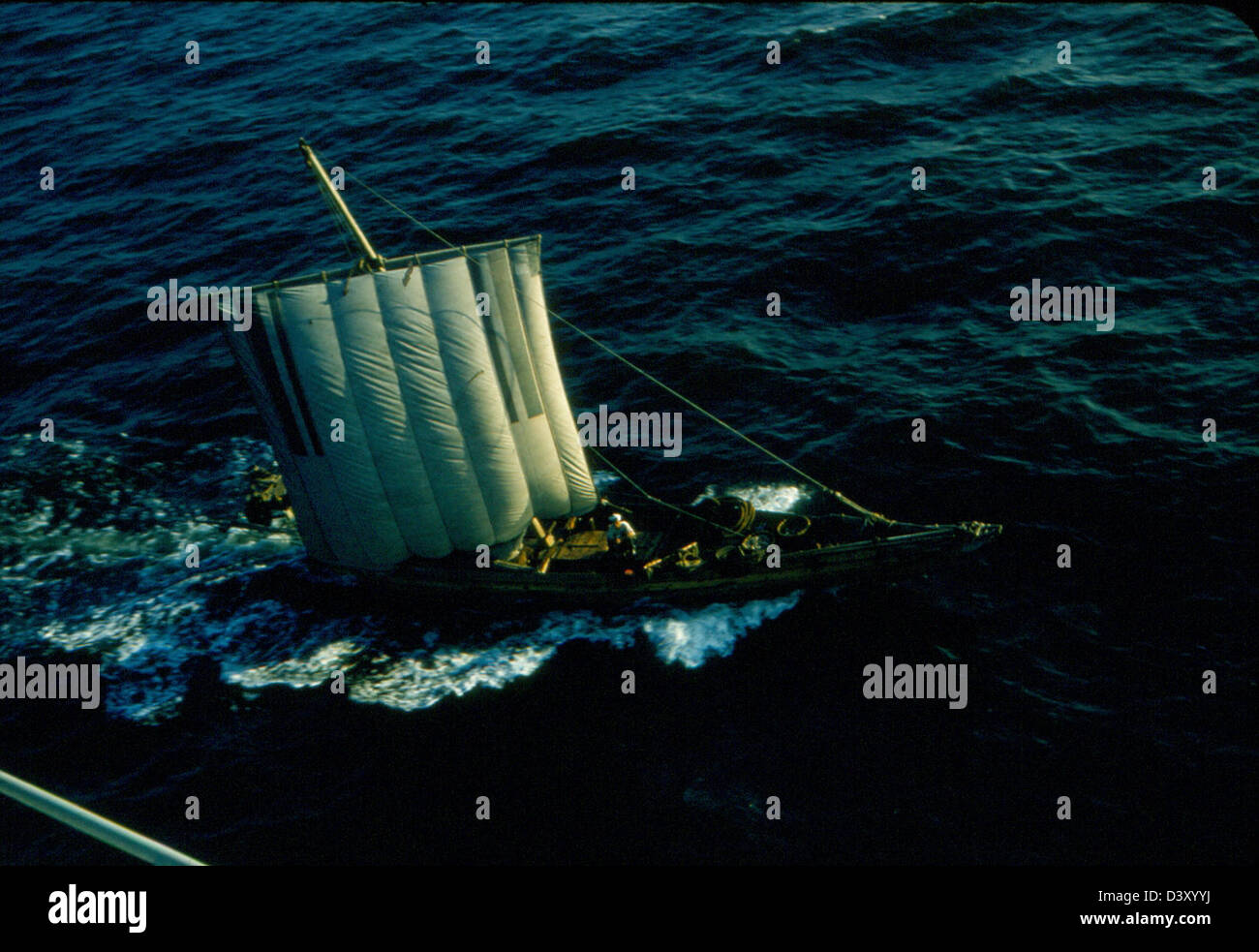 Questa foto della James Smith Special Collection cattura la USS Kearsarge (CV-33), una portaerei, con VF-53 a bordo. Mostra la storia dell'aviazione navale degli Stati Uniti. Foto Stock